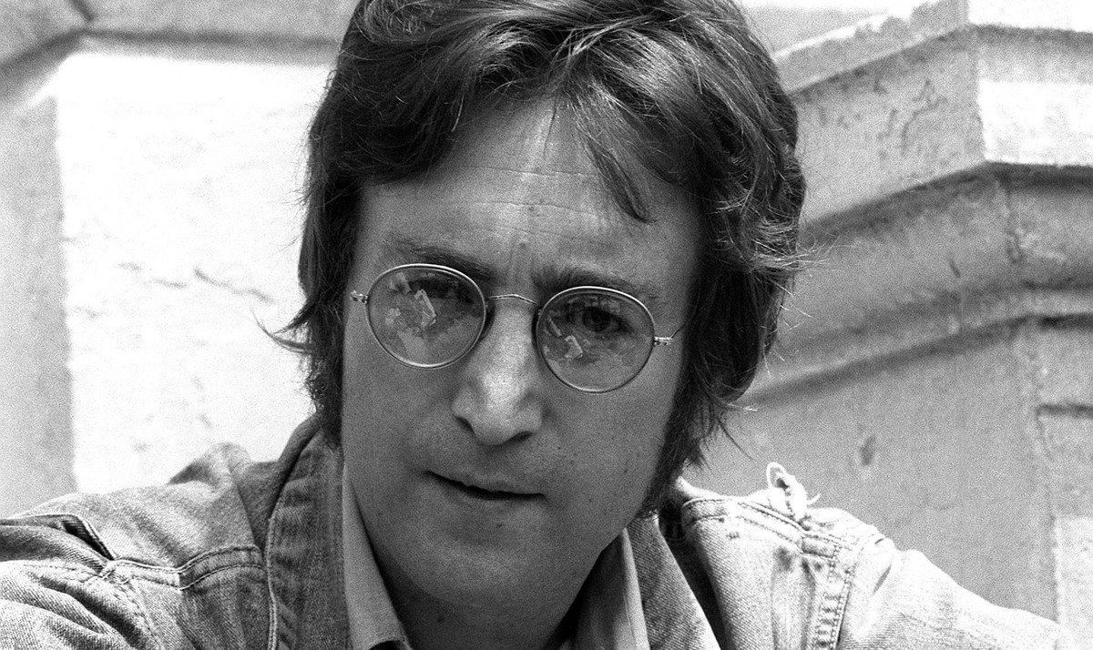 Lennon walks into Abbey Road to record what therapy had left him with