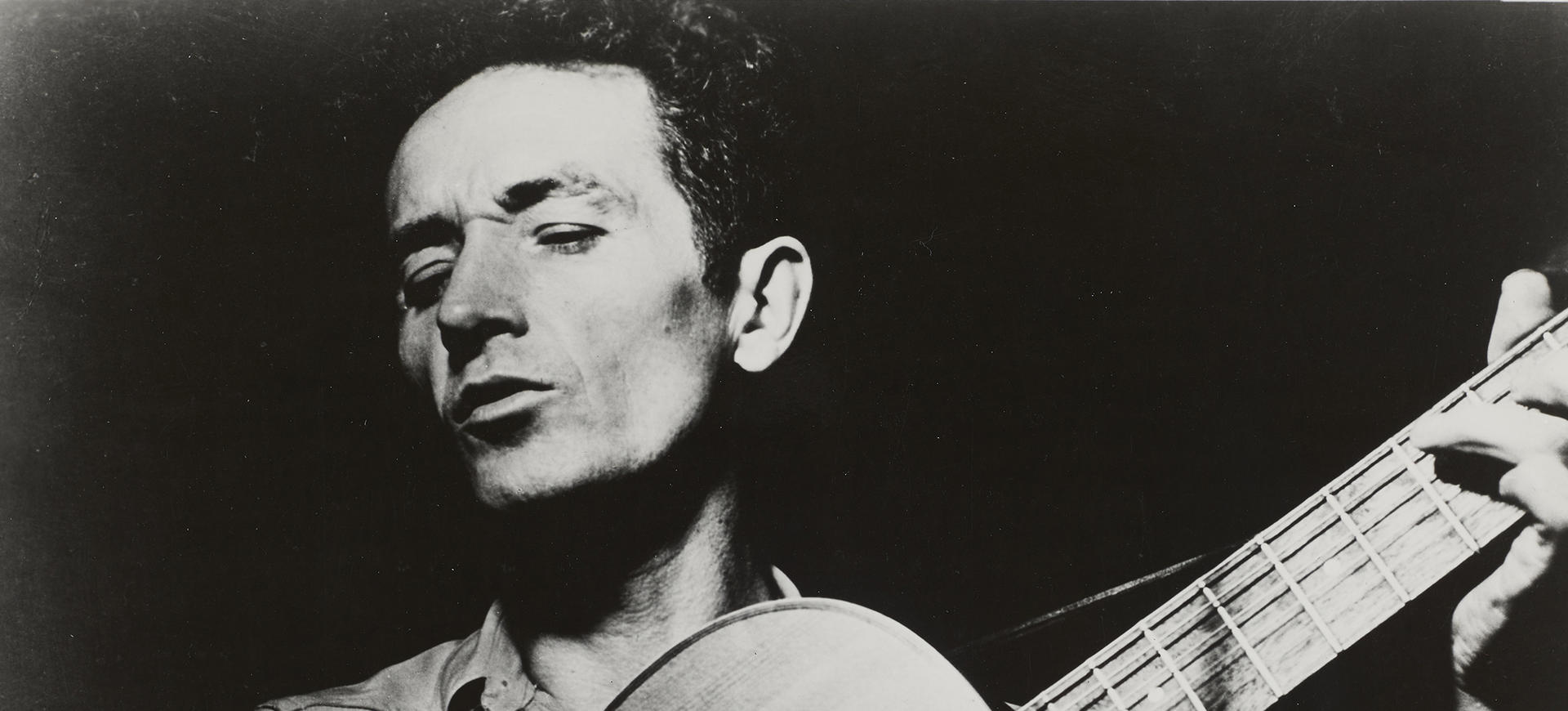 Woody Guthrie dies, the guitar that killed fascists