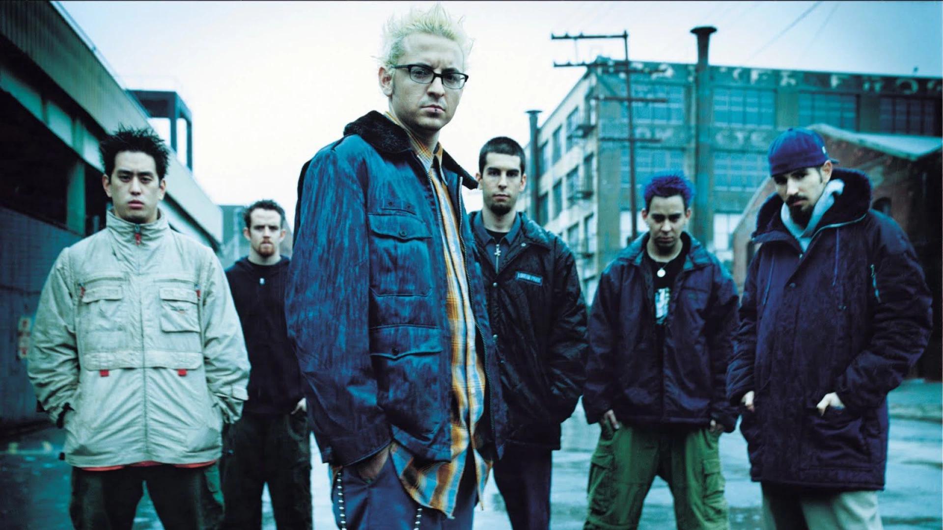 Linkin Park release “Hybrid Theory” and enter the charts through the back door