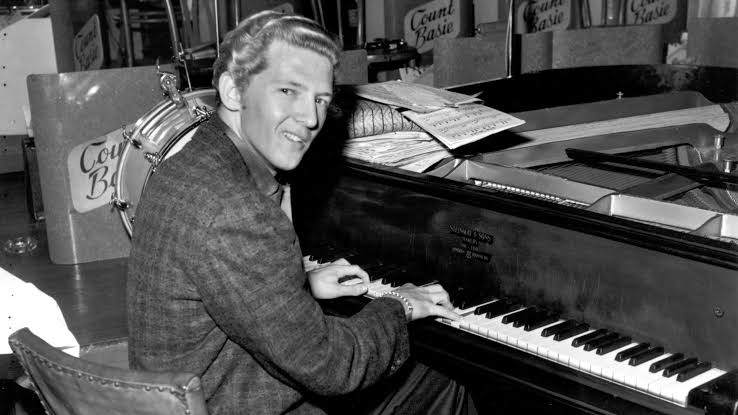 Jerry Lee Lewis reaches forty albums surrounded by the people who learned from him