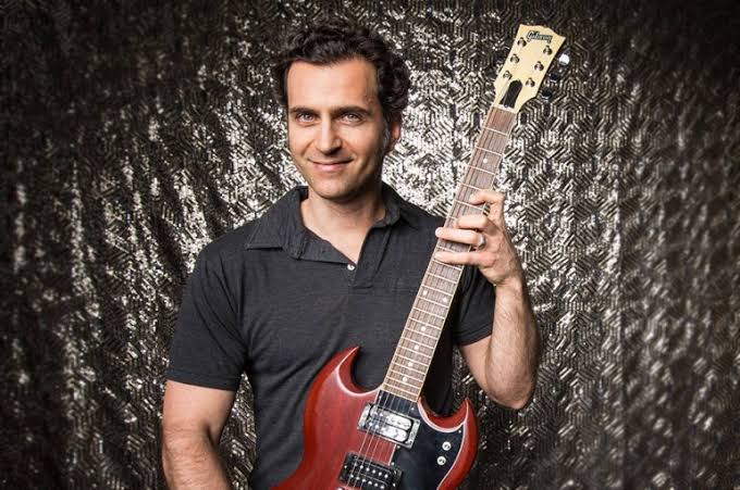 Dweezil Zappa is born: the son who devoted himself to defending his father's work