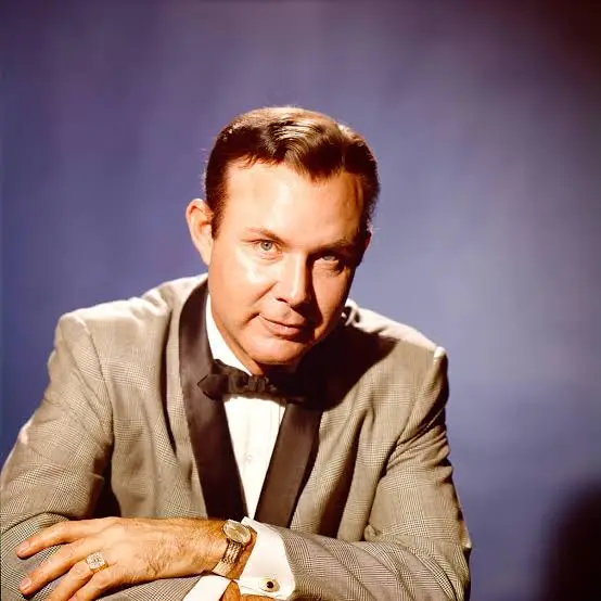 Jim Reeves goes down with his plane on the way to Nashville