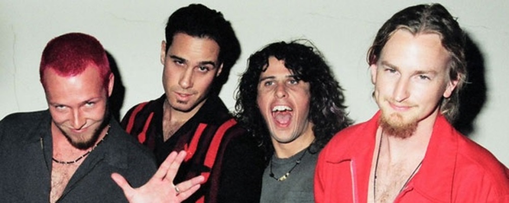 Stone Temple Pilots debut on the same day as Alice in Chains and wear the copycat label