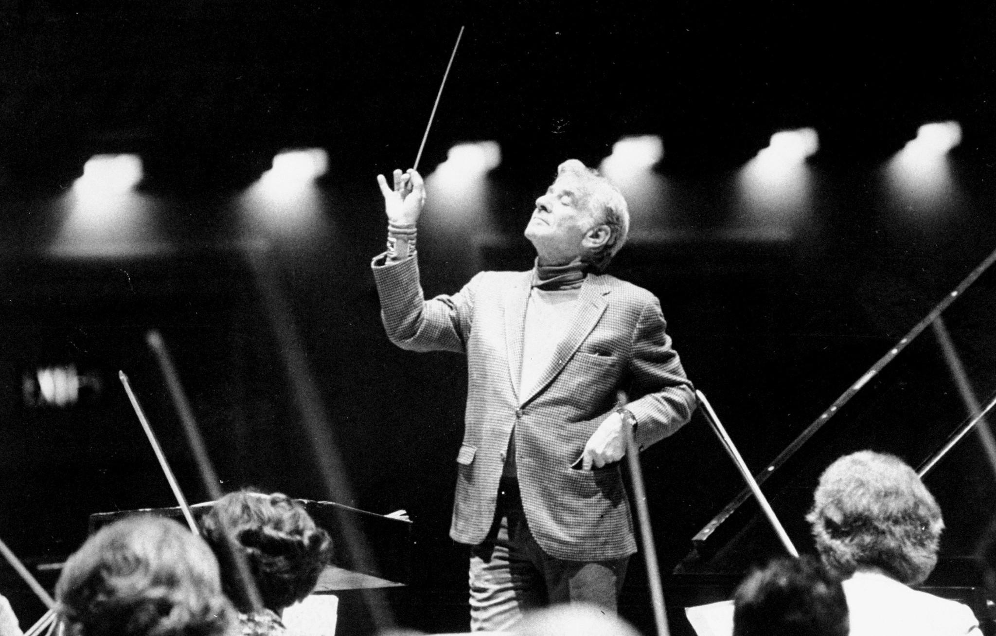 Leonard Bernstein dies, the man who made the podium and Broadway fit together