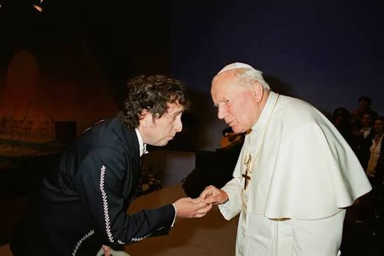 Bob Dylan plays for John Paul II and the future Benedict XVI tries to stop it