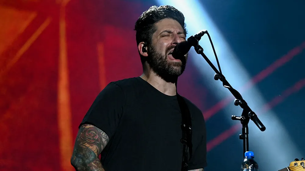 Joe Trohman is born: the guitarist who assembled Fall Out Boy online