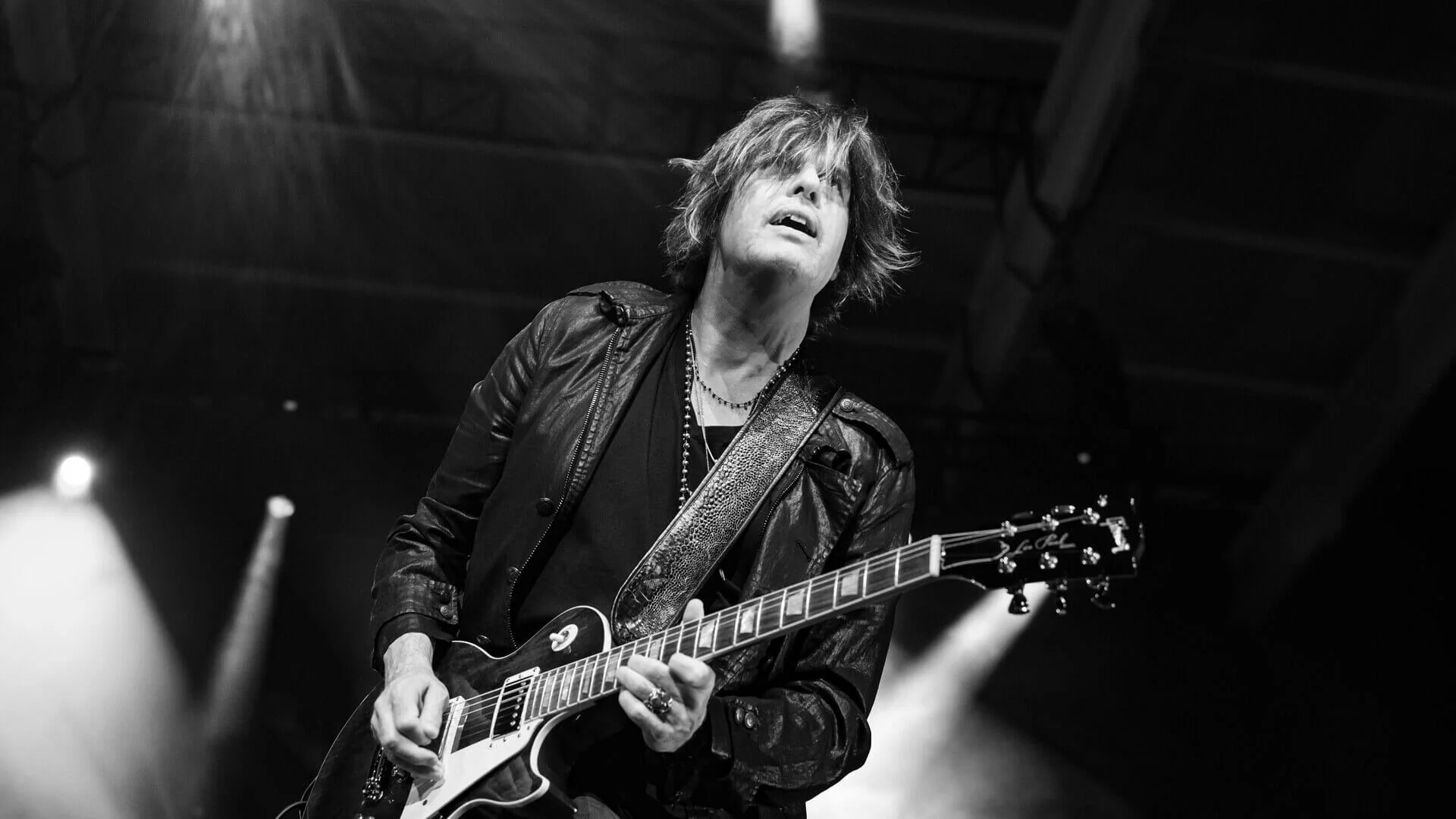 Dean DeLeo is born, Stone Temple Pilots' elegant guitarist