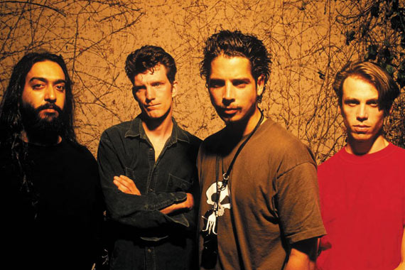 Black Hole Sun wins at MTV five months after Cobain's death