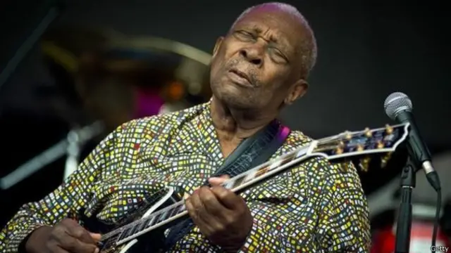 B.B. King plays for free to two thousand inmates at Cook County Jail